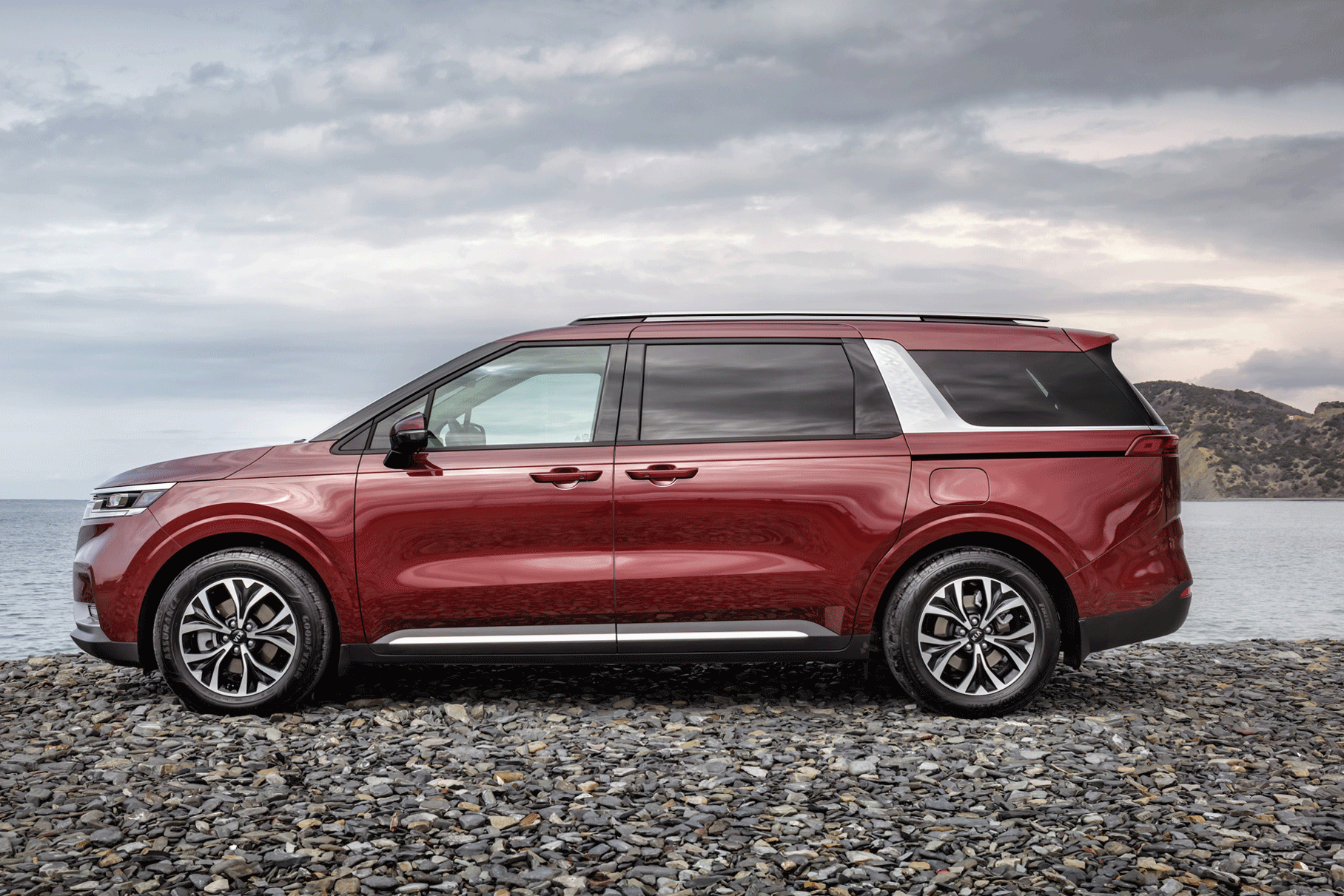 Двери и крышку багажника можно открывать с пульта (правда, такая возможность появится только на трех старших комплектациях). Кроме того, модель оснащается бесконтактной системой открывания багажника: для этого нужно подойти с ключом к пятой двери и немного подождать. Впервые на моделях марки, если после этого отойти от машины, то дверца багажника сама закроется.