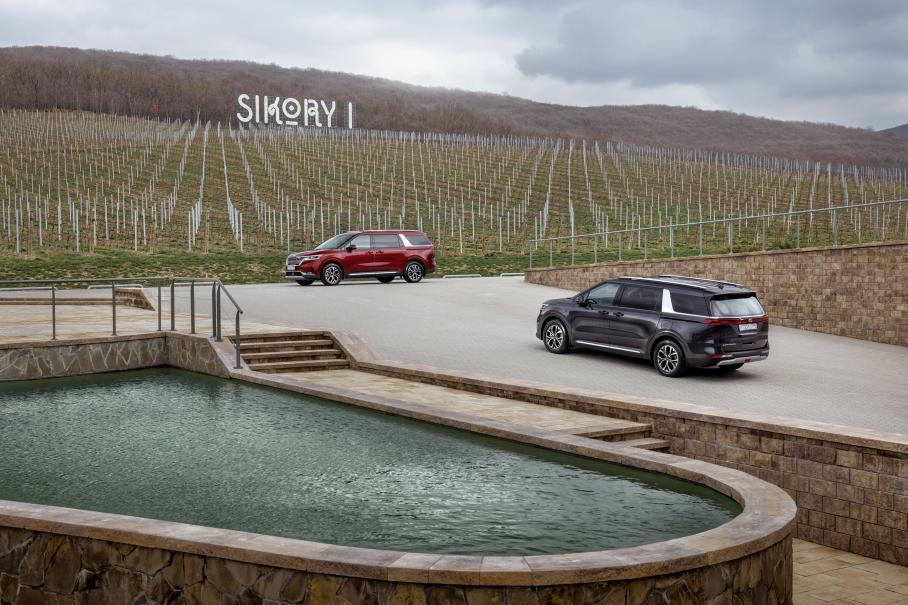 Минивэны возвращаются: первый тест восьмиместного Kia Carnival