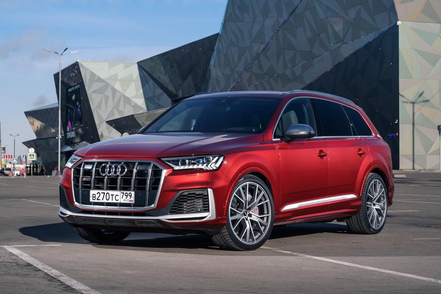 В Европе Audi SQ7 продаётся уже не с дизелем, а с бензиновым мотором V8 того же объёма. В нём меньше тяги (770 Н∙м), но больше мощности (507 л.с.) — очевидно, это уже другая машина. В России до сих пор доступен лишь старый вариант этой модели, ставший участником этого материала.