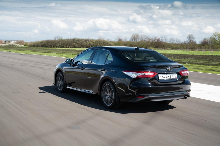 Два литра и вариатор: знакомимся с обновленной Toyota Camry