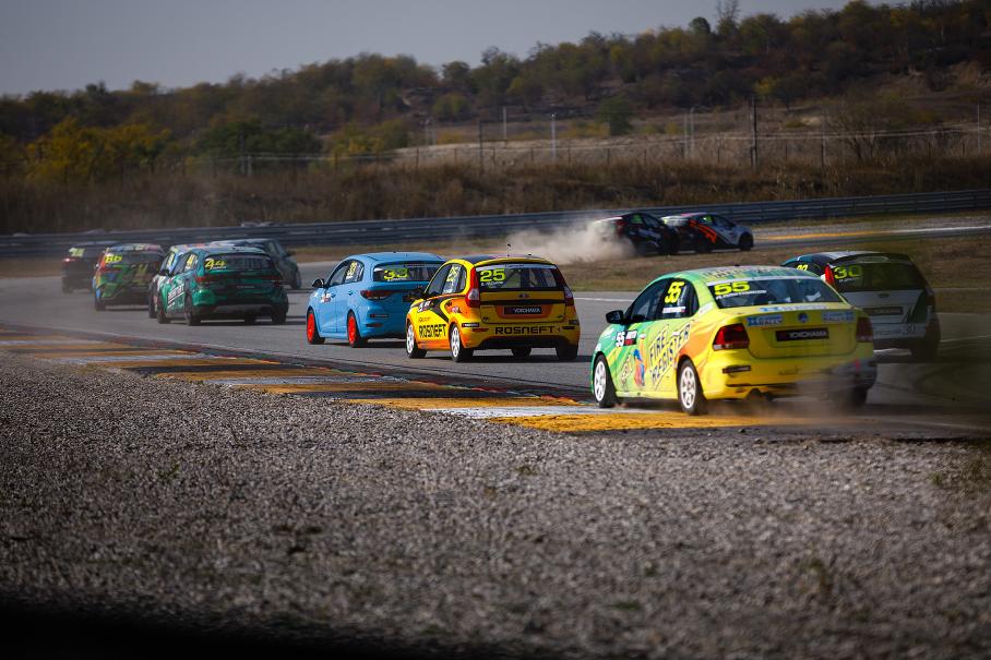 Сезон РСКГ в младшем классе S1600 стоит 2,5–3 миллиона рублей. Если выбрать похожую технику, только чуть побыстрее (класс Туринг Лайт) — то это около 4 миллионов. Место в кресле серьёзно доработанной машины категории Супер Продакшен (около 250 л.с.) будет стоить уже 6 миллионов в сезон. Высшая лига Туринг с болидами мирового уровня TCR — это заоблачные бюджеты, уходящие далеко за отметку в 10 миллионов рублей