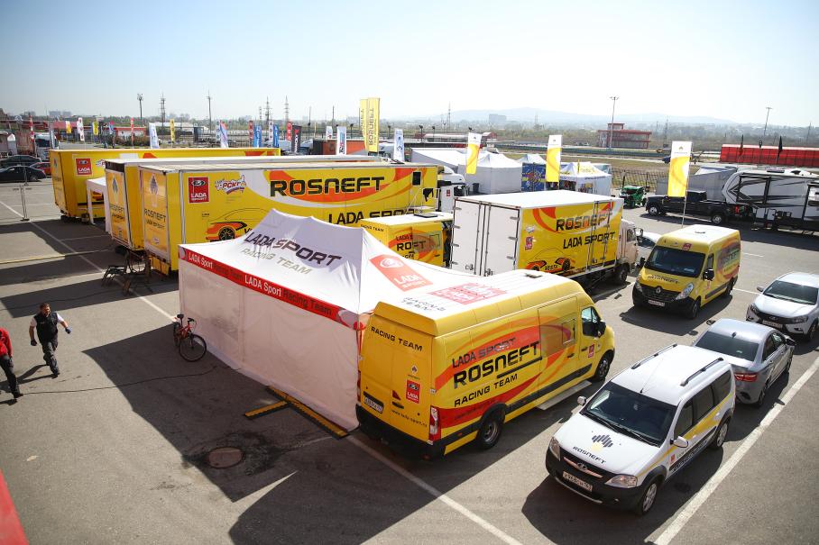 Грузовики-моторхоумы в паддоке формируют целый гоночный микрогород: в них члены команды питаются и отдыхают, держат инструмент, запчасти и экипировку. Развёртывание и свёртывание этого лагеря — процесс отработанный и потому довольно стремительный.