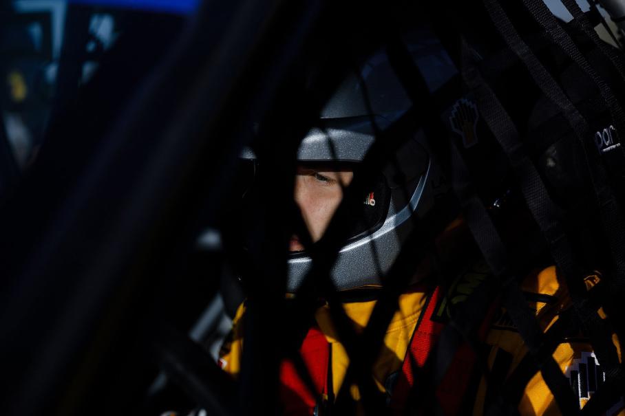 Когда устаёт пилот и перегреваются шины, ошибки копятся как снежный ком — каждая предыдущая порождает следующую. Промазал, цепанул пыльную дорожку рядом с траекторией, поскользнулся, отловился, потерял, занервничал — и так по кругу. Это изматывает физически и морально, поэтому заставляет ошибаться вновь и вновь.