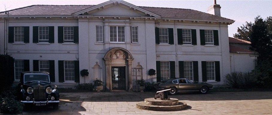 Эпизодическое появление машины в фильме «На секретной службе её величества» (1969). Rolls-Royce стоит у дома «М» — вымышленного главы британской секретной службы MИ-6