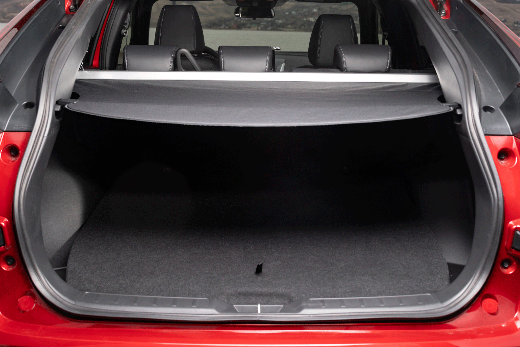 Багажный отсек довольно длинный, но совсем неглубокий. Зато под полом — полноценная запаска: это крайне ценно, если вы живёте за пределами Москвы. После рестайлинга объём багажника вырос до 331 литра, но теперь нельзя сдвинуть вперёд задний диван.