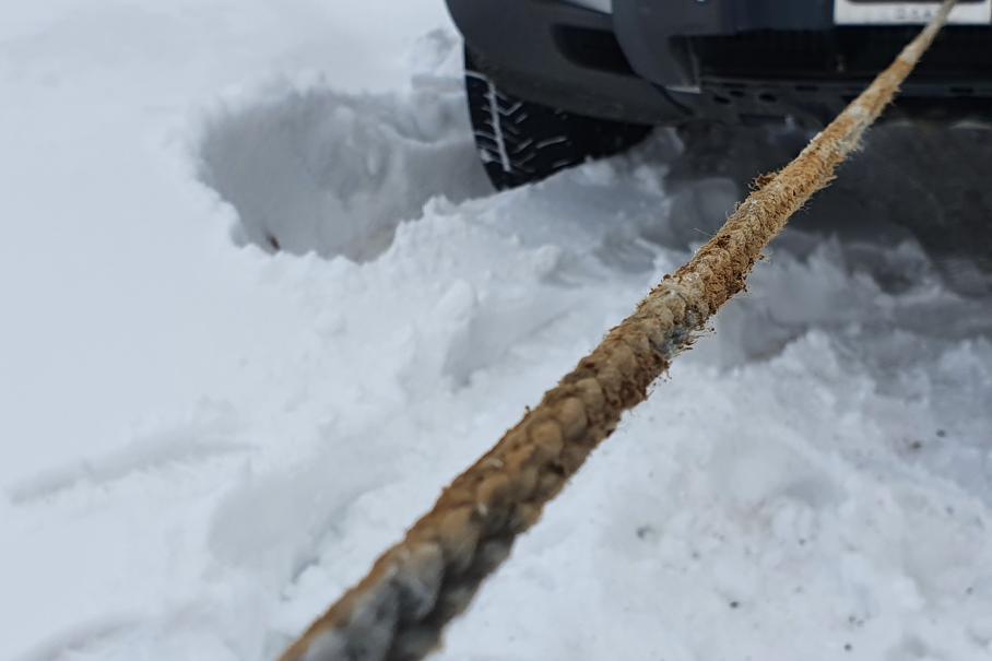 К тестовому Дефендеру пользователи явно относятся по принципу «не своё — не жалко», поэтому неоднократно искупанный в жиже прочнейший трос Spydura потихоньку начинает распадаться на атомы на этом загрязнённом участке. Процесс это небыстрый, но и ускорять его ни к чему.