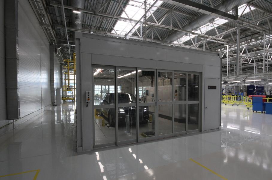 После сборки — контроль на беговых барабанах. Следом машину проверяют на утечку жидкостей — и только после этого устанавливают защитные экраны под днище