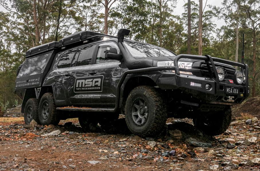 За постройку этого Land Cruiser 200 6x6 отвечала австралийская Australian Expedition Vehicles. Обычному внедорожнику удлинили раму, установили рычаги ICON Vehicle Dynamics, кастомную заднюю подвеску JMACX и пневмоподушки Airbag Man. Колёса — Mickey Thompson ATZ P3 размерностью 285/70/R17