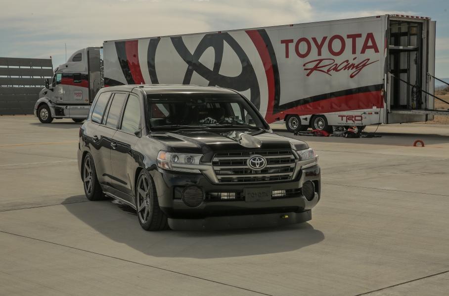 В случае с Toyota Land Speed Cruiser дело не ограничилось одной лишь установкой турбокомпрессоров размеров с волейбольный мяч. Спецы MTC изменили точки крепления подвесок и двигателя, приладили систему зажигания MoTeC и кастомный выпускной тракт Borla. Развить скорость в 370 км/ч также помогли заниженная подвеска и замена боковых зеркал камерами, а ещё — удаление обивки и части элементов интерьера