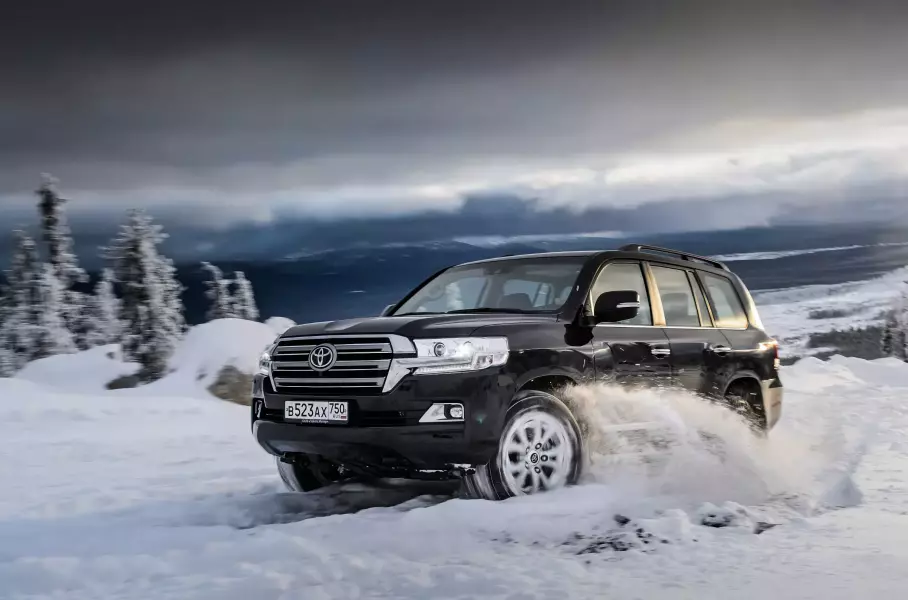 Нынешний Land Cruiser 200 оснащен низкофорсированными по сегодняшним меркам моторами: бензиновым V8 4.6 с отдачей 309 лошадиных сил или 249-сильным дизелем V8 4.5 с двумя турбокомпрессорами. В качестве трансмиссии — шестидиапазонный автомат
