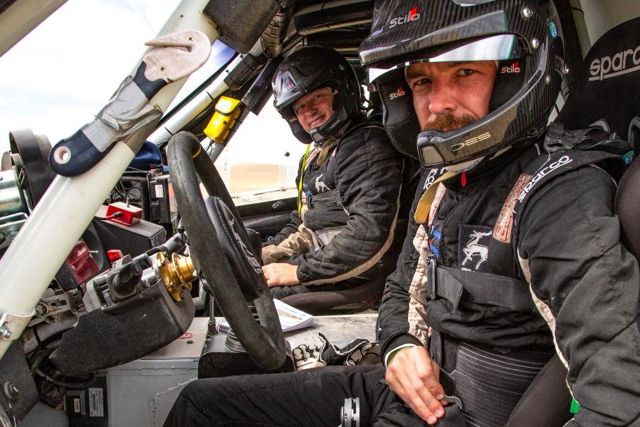 Пилот Алексей Игнатов на фото справа, а слева его штурман Евгений Павлов, семикратный чемпион России по ралли-рейдам