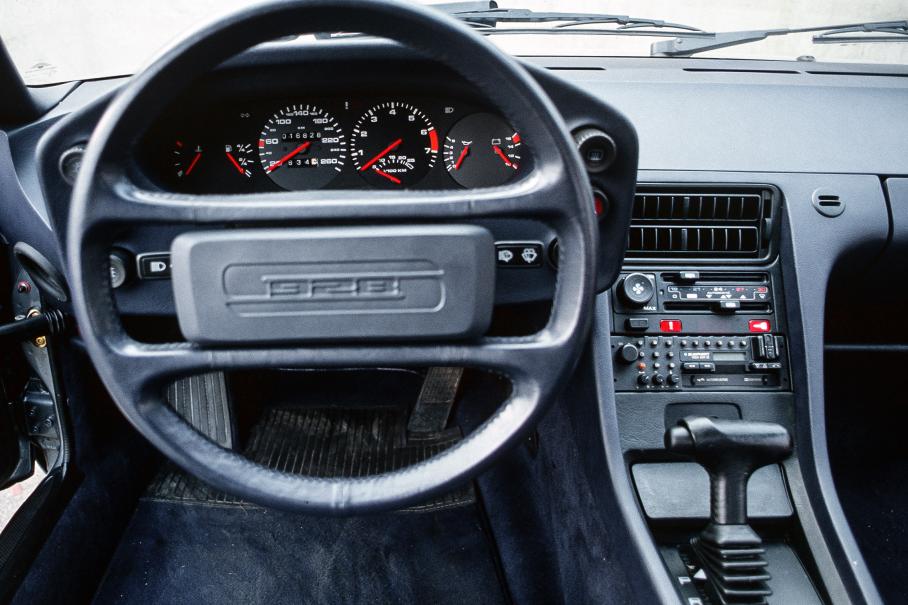 Porsche 928: свой среди чужих, чужой среди своих