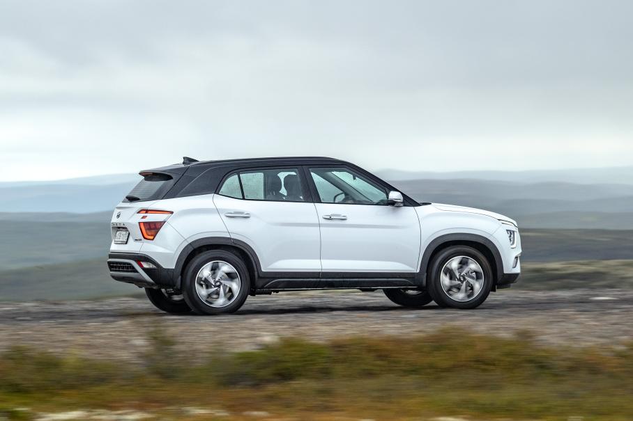 В Hyundai очень гордятся телематической системой и ожидают, что ею будет оснащаться больше половины проданных Крет. Помимо обычных функций вроде запуска двигателя, настройки климата и проверки состояния автомобиля есть и уникальные: например, пересылка на смартфон фотографий с камер кругового обзора или сбор данных для фирменной страховой программы КиберКАСКО с завязанным на пробег тарифом. Телематика комплиментарно предлагается на 3 года без абонентской платы.