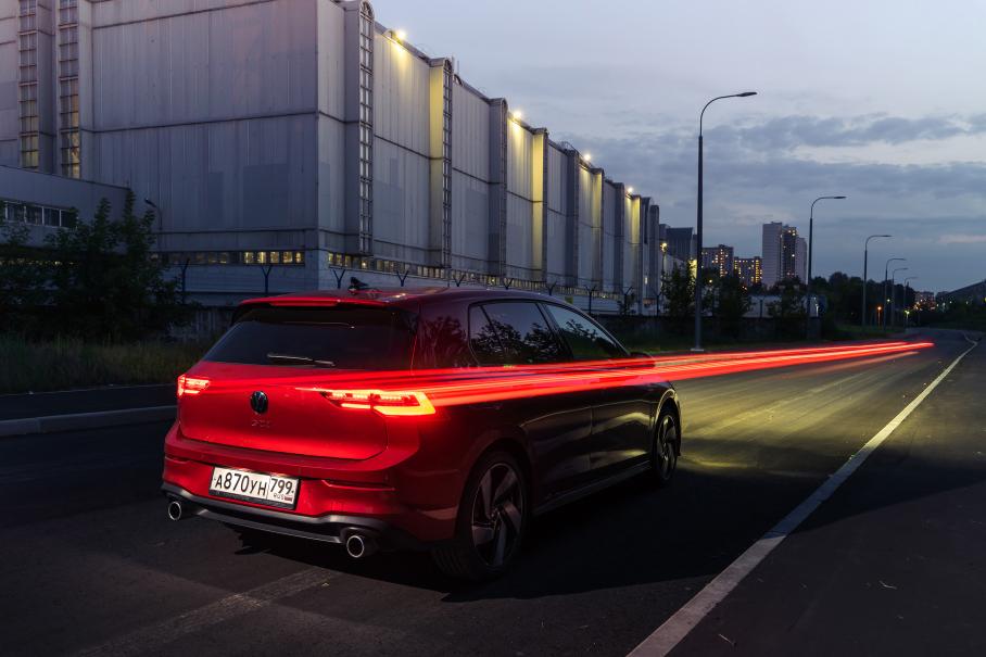 Блокировка VAQ — это многодисковая муфта Borg Warner с электронным управлением, смонтированная на правой полуоси за пределами корпуса трансмиссии. Такая же, как в системе полного привода 4Motion, только делящая момент не между осями, а колёсами одной оси — до 100% на каждое. Работает в коллаборации с ESP. Это эффективное и гибко программируемое решение для моментальной корректировки характера поворачиваемости. Для GTI 7.5 производитель заявлял выигрыш в 8,5 секунды на круге Нордшляйфе.