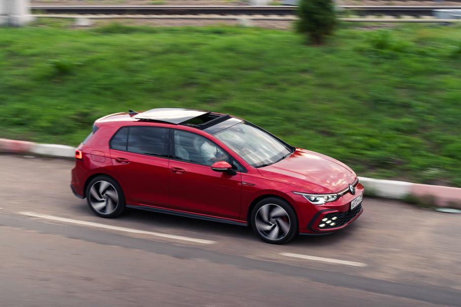 Саундтрек GTI знаком каждому любителю быстрых «вагов»: это сочные похрюкивания и отстрелы на переключениях (по-разному сочетаются в зависимости от передачи, оборотов и манеры работы акселератором); ненавязчивый синтетический бас из динамиков в дополнение к натуральному звуку выпуска при разгоне; драматичное гудение при езде внатяг, которое так любит робот; наконец, злое рычание впуска и механических компонентов мотора. Целый микстейп, который хочется слушать и слушать по кругу!