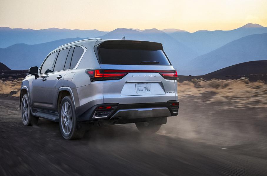 Не обошлось и без опций, которые уже доступны для LC300: появились блокировки заднего и переднего межколесных дифференциалов и система E-KDSS (Electronic Kinetic Dynamic Suspension System) с размыкаемыми стабилизаторами поперечной устойчивости