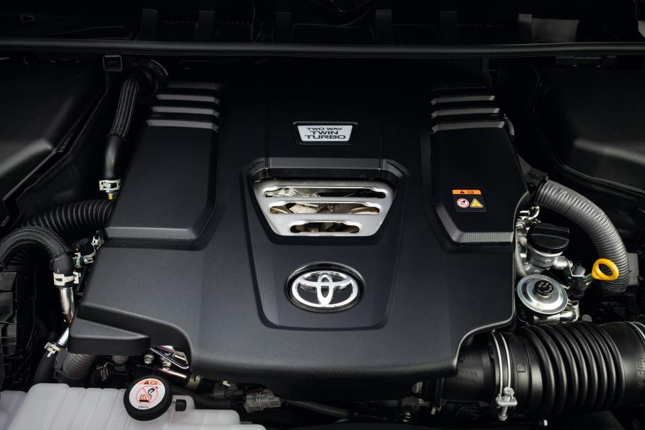 Новый дизель — это чугунный блок, полуактивные гидравлические опоры, установленный на двигателе жидкостный интеркулер,  увеличенное до 270 МПа давление в топливной рампе, «интеллектуальные» форсунки компании Denso (каждая оснащена собственным датчиком давления и температуры), углубленный масляный поддон, установленный выше рамы и закрытый дополнительной стальной защитой, а также позволяющий автомобилю преодолевать подъемы и спуски до 45 градусов без угрозы масляного голодания.