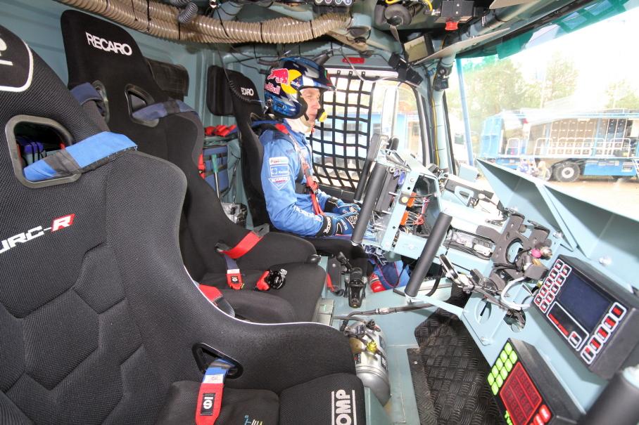 Перед глазами штурмана — два электронных счётчика пробега (в углу кадра). Во время соревнований рядом с ними ставят ещё и навигационный GPS-прибор (его обычно предоставляет организатор гонки)