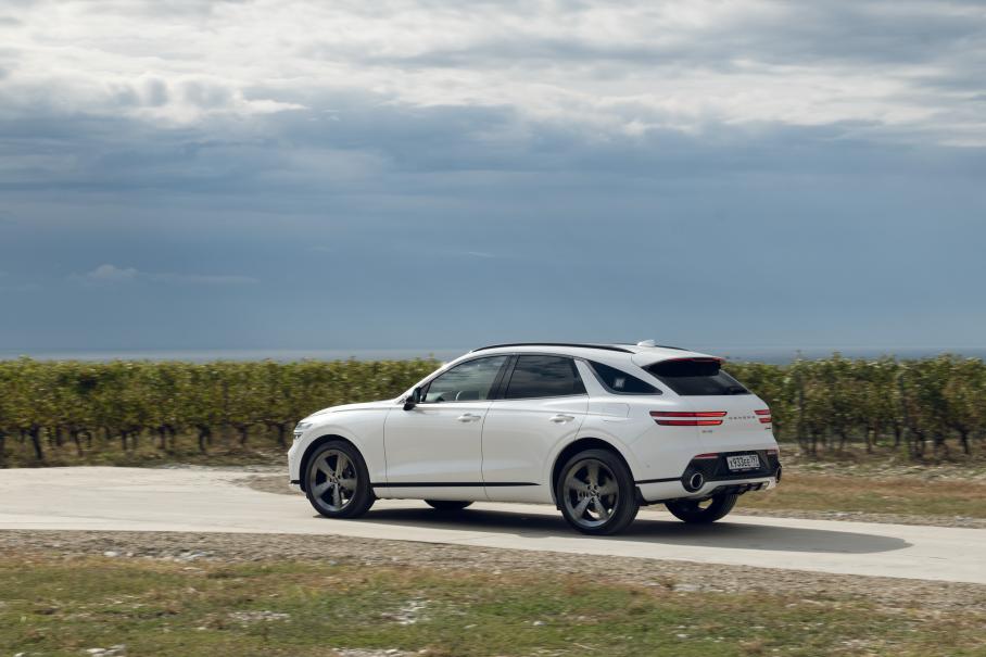 Плавность хода сильно зависит от размера колёс: все версии дороже 5 миллионов оснащаются дисками диаметром 21 дюйм с 40-процентным профилем, а первые комплектации младших моторов оснащаются «девятнашками» с профилем 55. На нормальных дорогах комфортно и на огромных колёсах, но для покрытий среднего качества годятся только младшие «бублики».