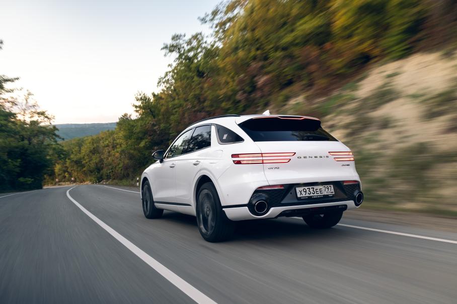 В режиме Спорт+ (доступен только для V6) 8-ступенчатый автомат становится неистово жадным до следующей передачи — переключается с нетерпеливыми толчками, как у мюнхенских М-машин!