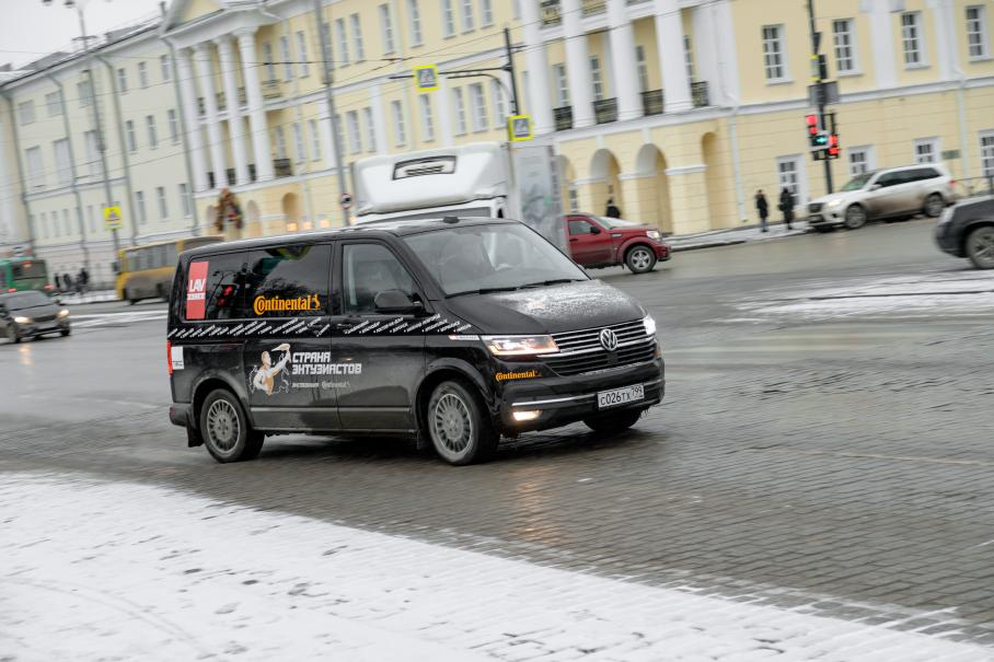 Мокрый асфальт и снежная каша — типичные зимние условия российских городов и естественная среда для шин Continental VikingContact 7