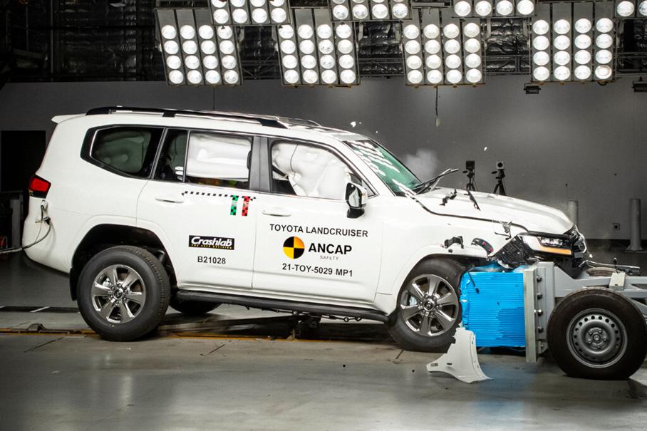 Видео: безопасность нового Toyota Land Cruiser 300 оценили в ходе краш-теста