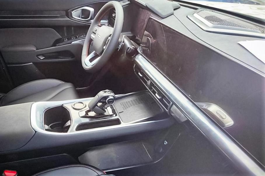 Дисплей для пассажира и минимум кнопок: салон нового Haval Cool Dog раскрыли на шпионских фотографиях