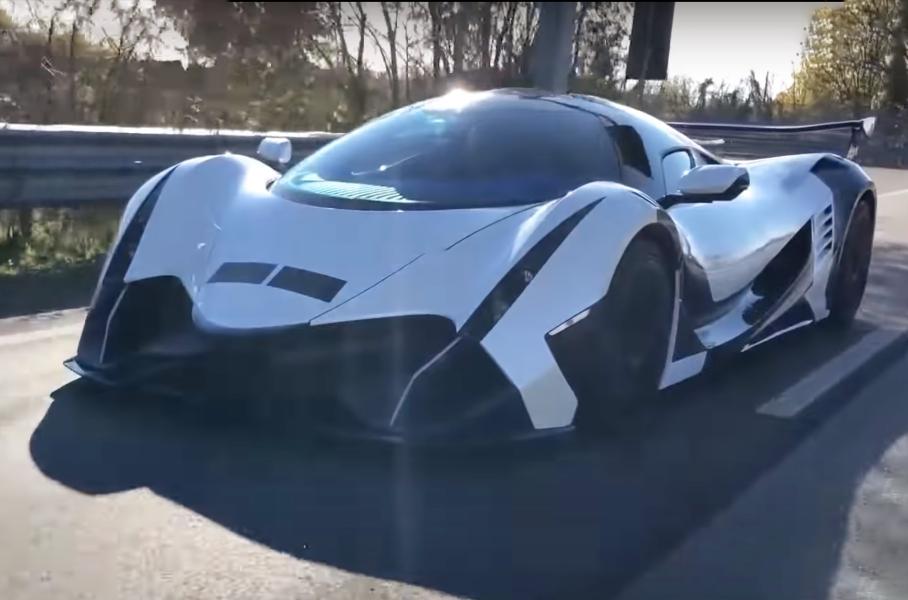 Видео: экзотический гиперкар Devel Sixteen прокатился по дорогам Италии