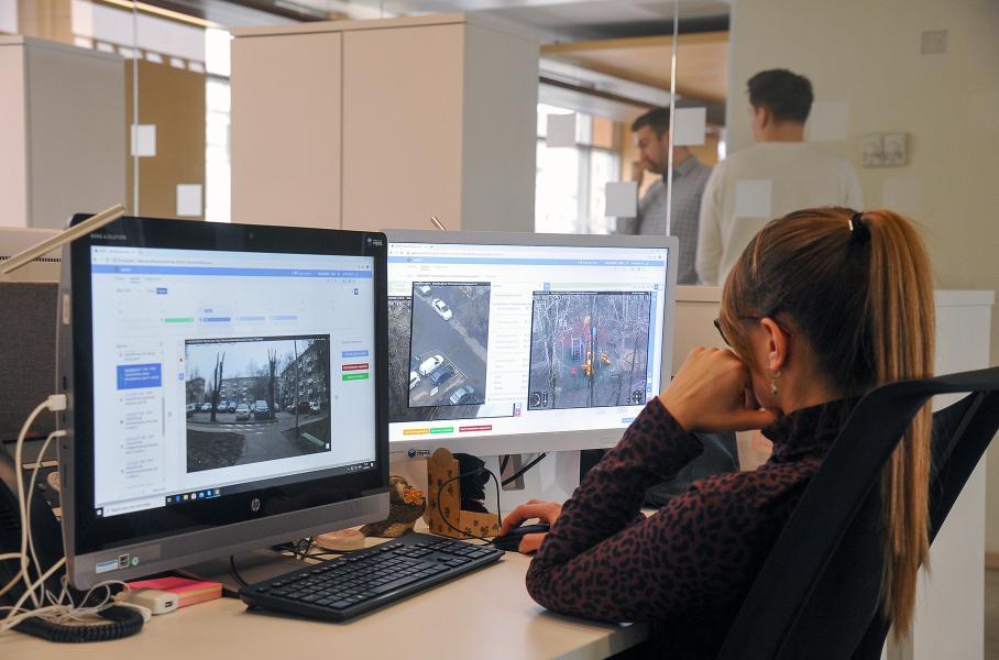 Москвичам предложили жаловаться на мешающие проезду автомобили через Telegram