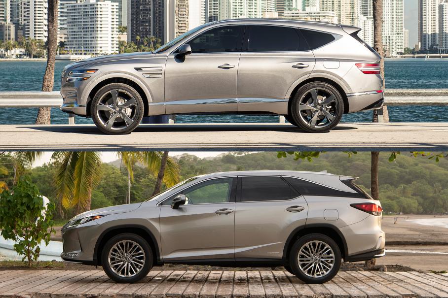 Вверху Genesis GV80 с его классической компоновкой, внизу Lexus RX 350 L на переднеприводной платформе с поперечным расположением силового агрегата. Колесная база GV80 — 2955 мм против 2790 мм у Лексуса. Это наглядное напоминание, насколько сильно конструкция влияет на дизайн.