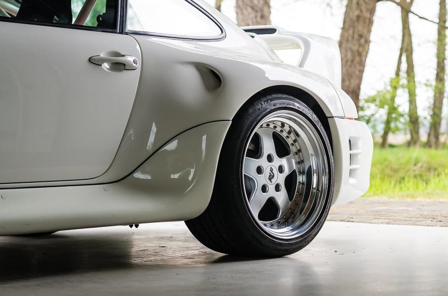 Посмотрите на единственный в своем роде RUF CTR2 White Pegasus