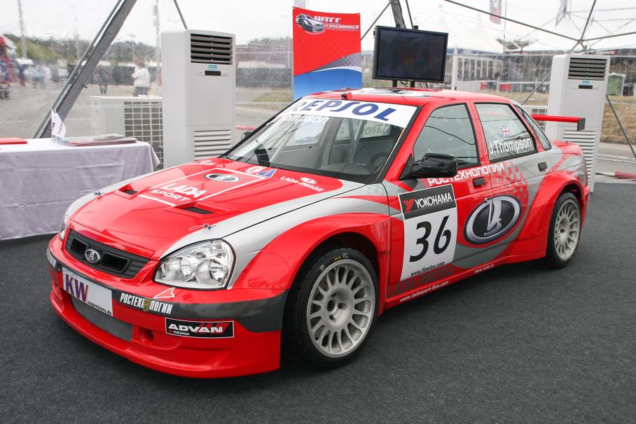 Гоночная Lada Priora с двигателем Opel на этапе WTCC в Португалии, 2009 год