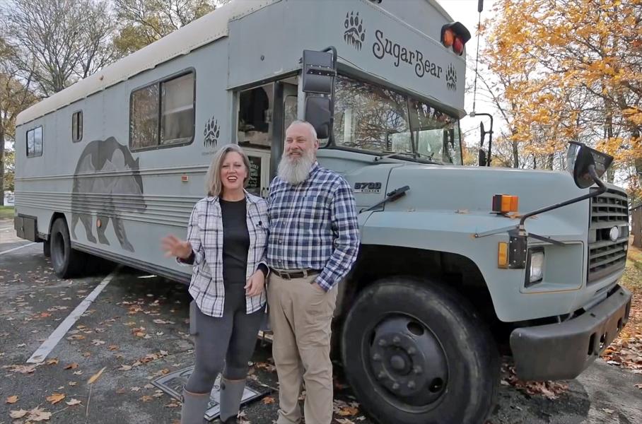 Старый школьный автобус превратили в автодом. Его дорабатывают прямо во время путешествий