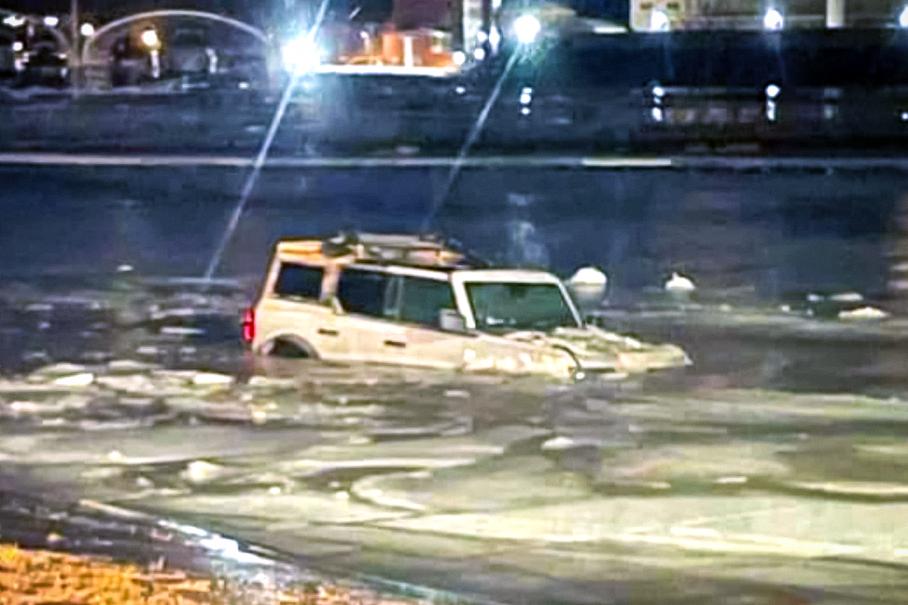 Владелец Ford Bronco утопил внедорожник, приняв реку за дорогу