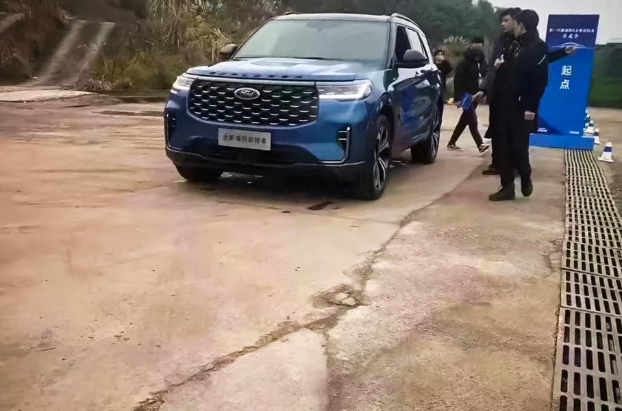 Обновленный Ford Explorer рассекретили снаружи и внутри