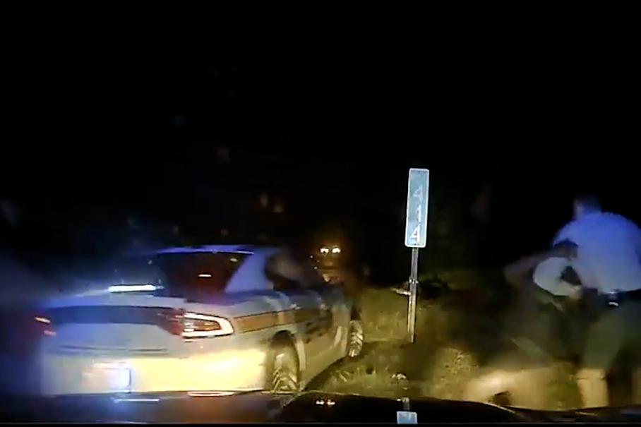 Видео: Tesla на автопилоте врезалась в полицейский автомобиль