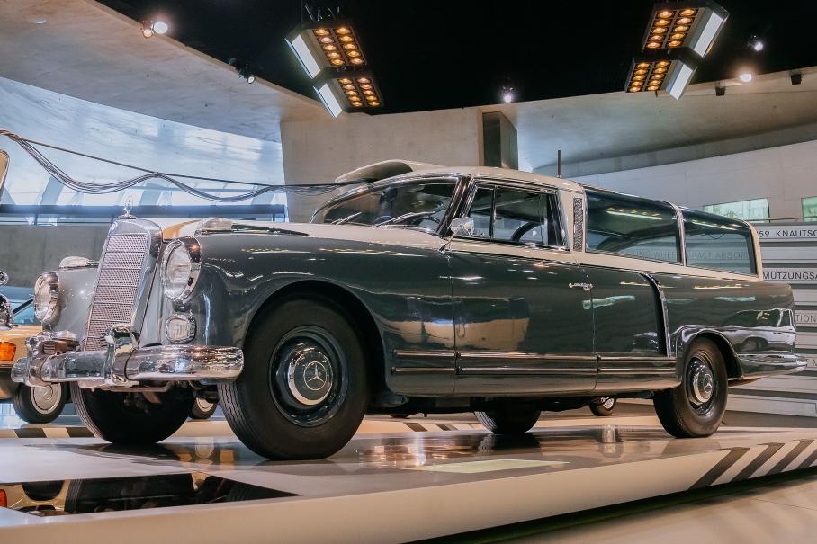 Mercedes-Benz напомнил об уникальном универсале Type 300 Adenauer