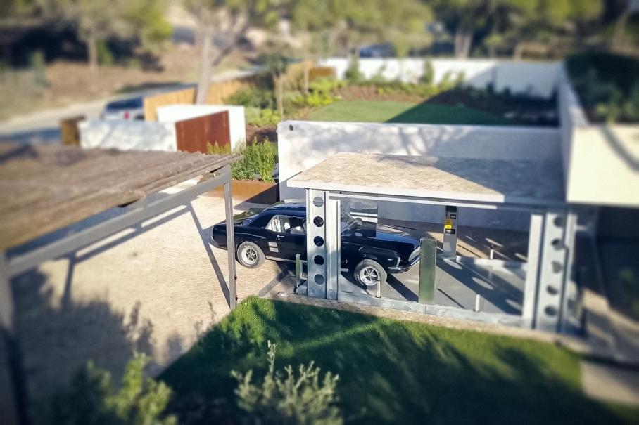 Посмотрите на секретный гараж, который опускается под землю