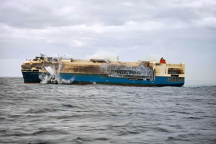 Пожар на грузовом судне с тысячами Volkswagen, Audi и Bentley почти утих