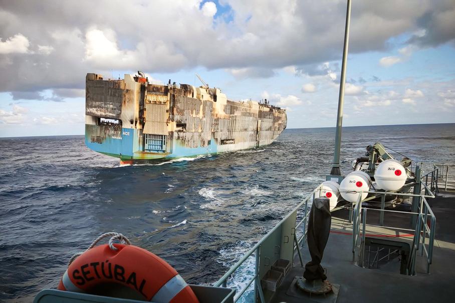 Судно с тысячами Volkswagen, Porsche и Lamborghini затонуло вместе с автомобилями