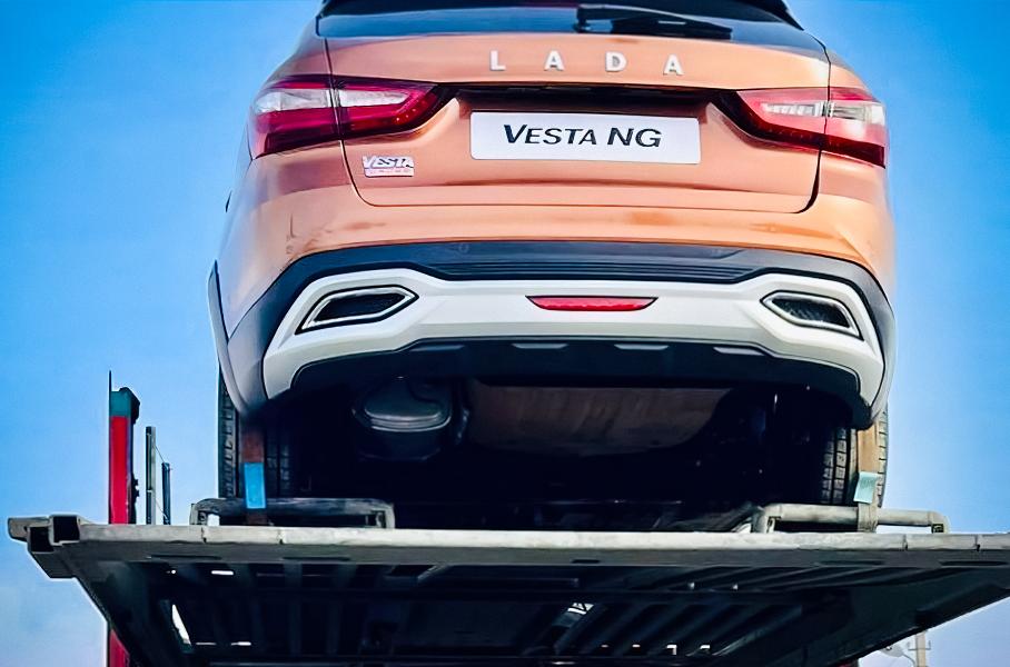Новые Lada Vesta фотографировали на автовозе