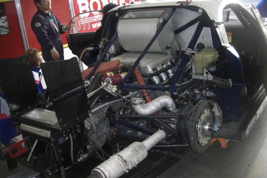 На фото видно, что силовой агрегат включён в силовую структуру шасси, а задняя подвеска крепится непосредственно к коробке передач