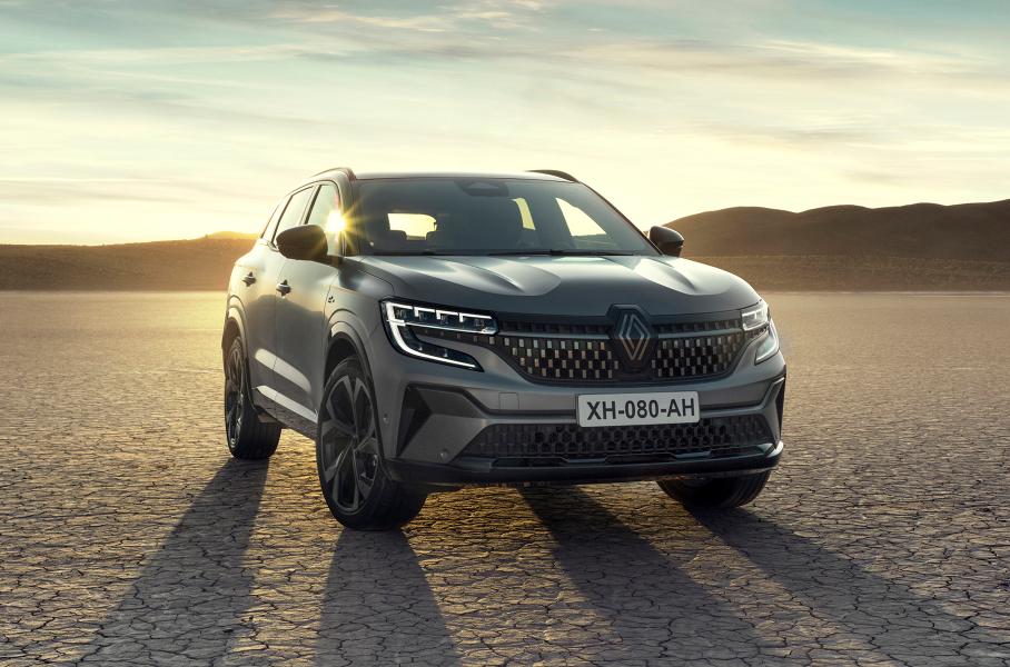 Austral стал первой моделью в линейке Renault, которая получила спортивную версию Esprit Alpine, которая внешне отличается рисунком радиаторной решетки, черным декором и 20-дюймовыми дисками