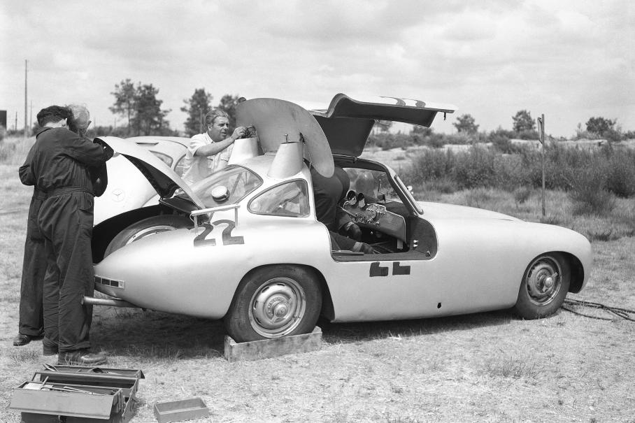 Зная о проблемах с тормозами инженеры Mercedes-Benz экспериментировали даже с активной аэродинамикой. В время тренировок в Ле-Мане на трассу выходил вот такой SL 300 с так называемым воздушным тормозом на крыше. Впрочем, в гонке машина участия не принимала