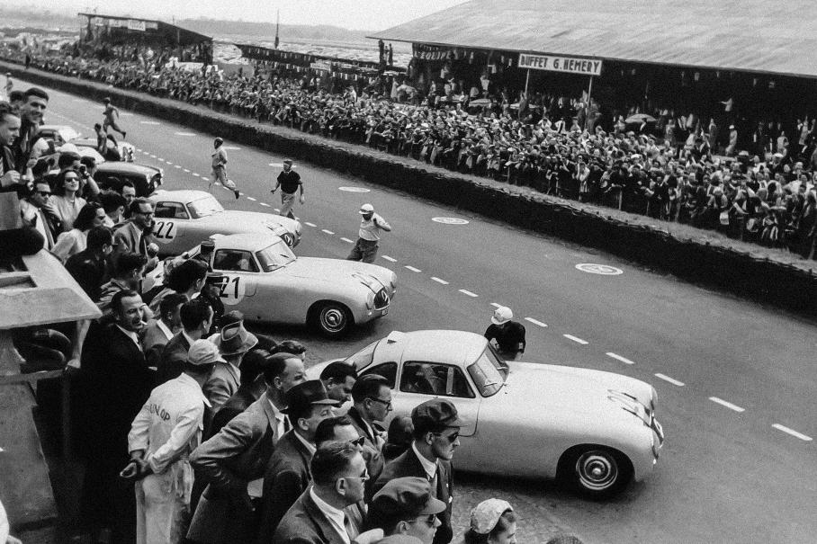 Более удобные двери хорошо видны на этом фото со стартового построения в Ле-Мане