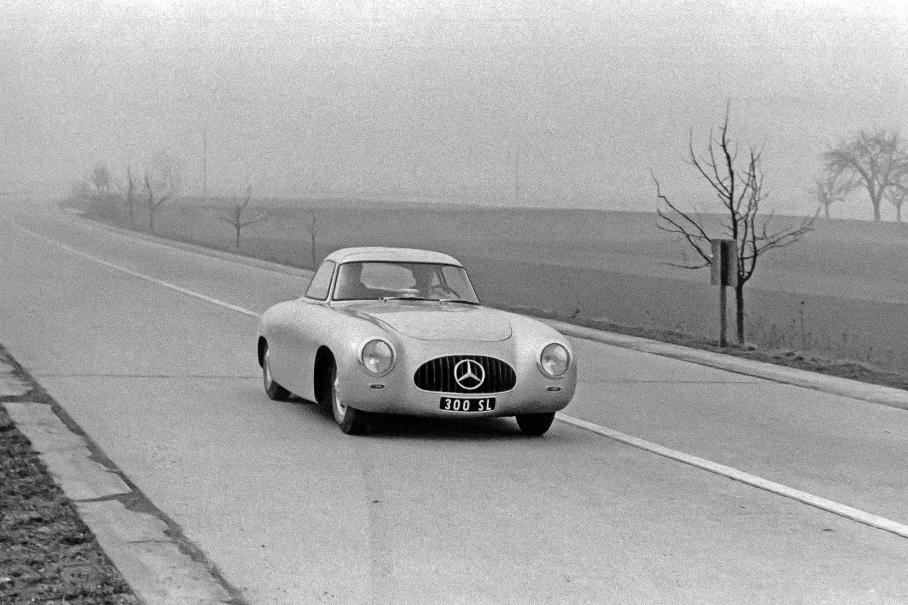 Динамические характеристики гоночных автомобилей афишируются редко. По официальным данным 175-сильный 300 SL разгонялся до 240 км/ч, а первую сотню набирал примерно за 6 секунд.