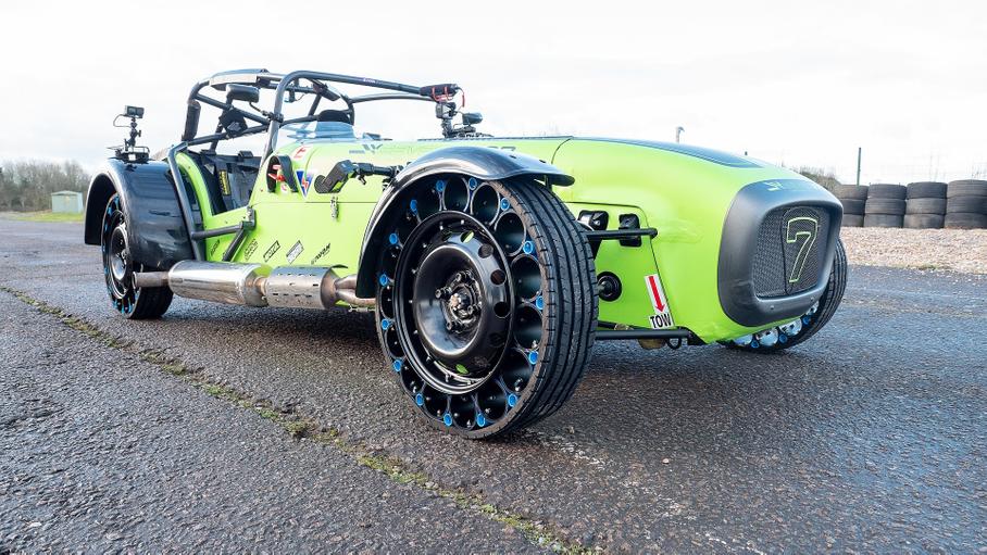 Посмотрите на Caterham с колёсами из водопроводных труб