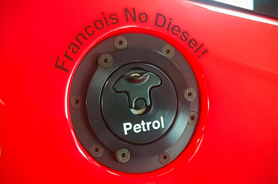 Суперкар McLaren F1 GTR случайно заправили дизелем