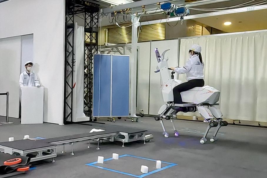 Видео: Kawasaki представил робота-козла, которого можно оседлать