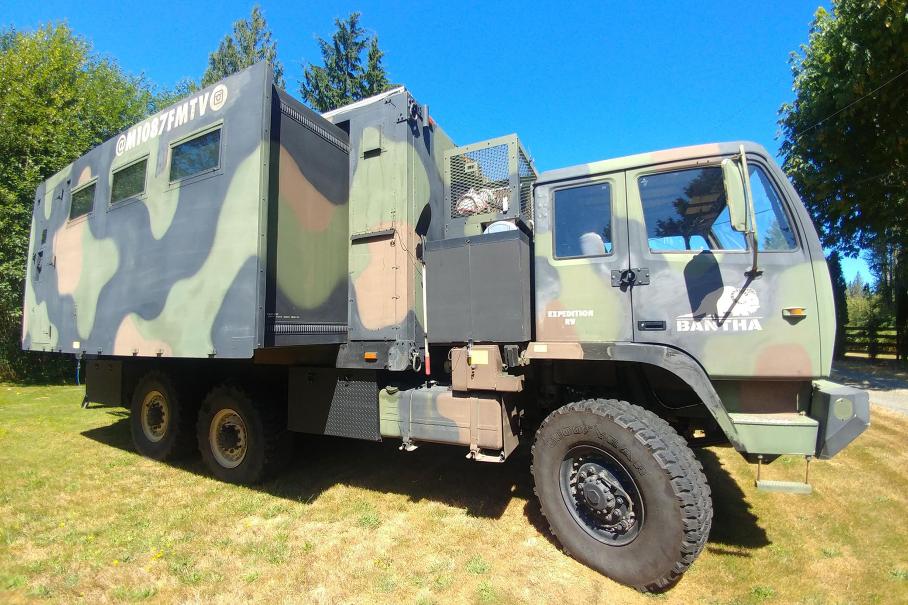 Армейский грузовик превратили в очень просторный дом на колесах